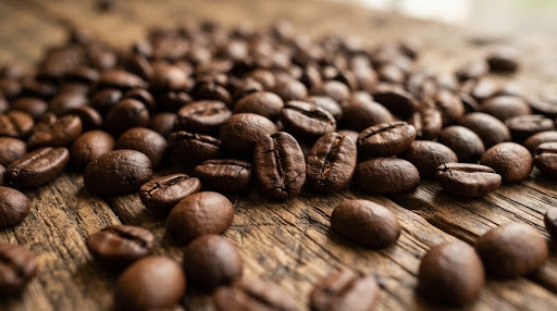 Tumpukan biji kopi panggang segar di atas meja kayu